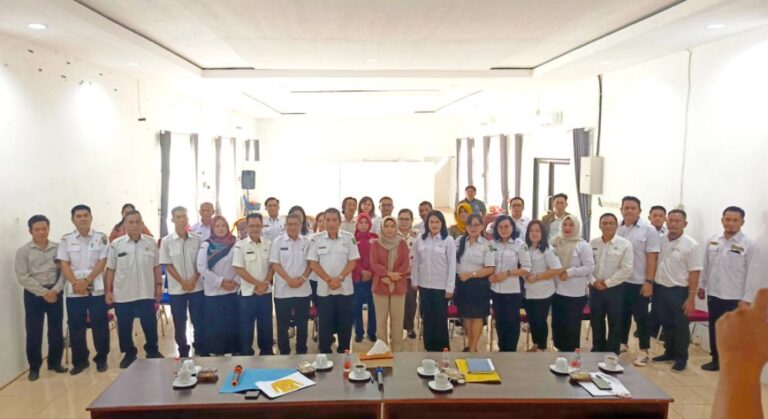 Ketua Dekranasda bersama pengrajin dan perangkat daerah terkait pada kegiatan rapat Dekranasda.