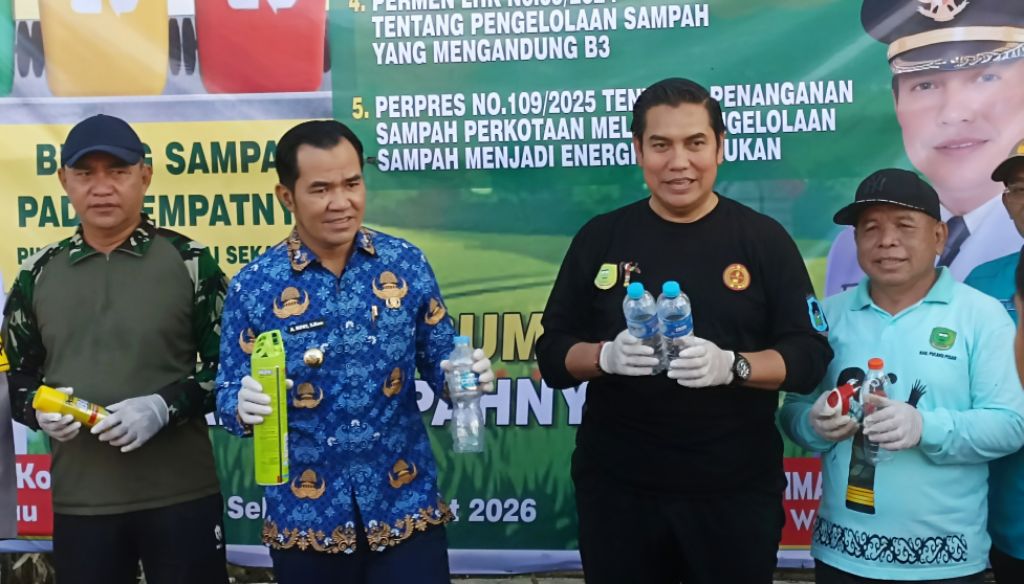 Bupati dan Wakil Bupati Pulang Pisau saat melakukan launching pemilahan sampah di TPS.