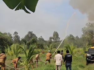 Bupati Pulang Pisau Turun Langsung Padamkan Api Karhutla Dekat Pemukiman